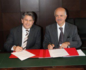 (l to r) Keith Haslam, Managing Director of Braemar Golf and Mr Mohammed Ali Ghannam, General Manager of CGI, signing the incorporation of Braemar Golf Maroc.